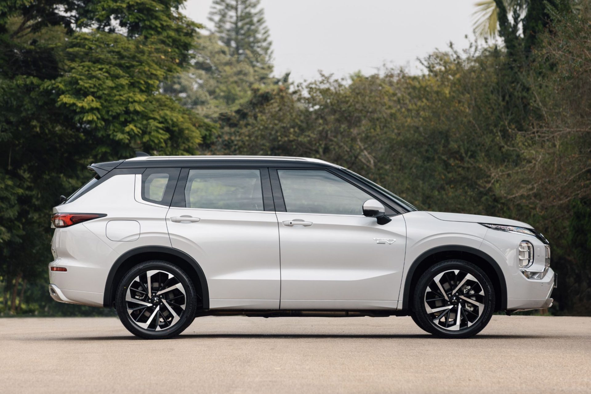 Mitsubishi Outlander PHEV Signature branco diamond lateral parado