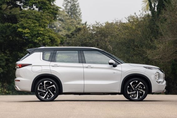 Mitsubishi Outlander PHEV Signature branco diamond lateral parado