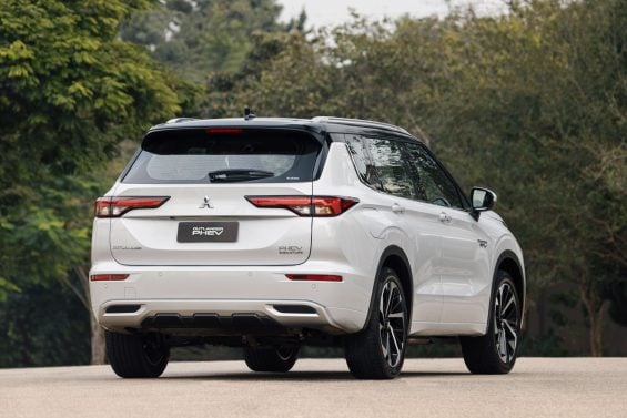 Mitsubishi Outlander PHEV Signature branco diamond traseira parado (2)