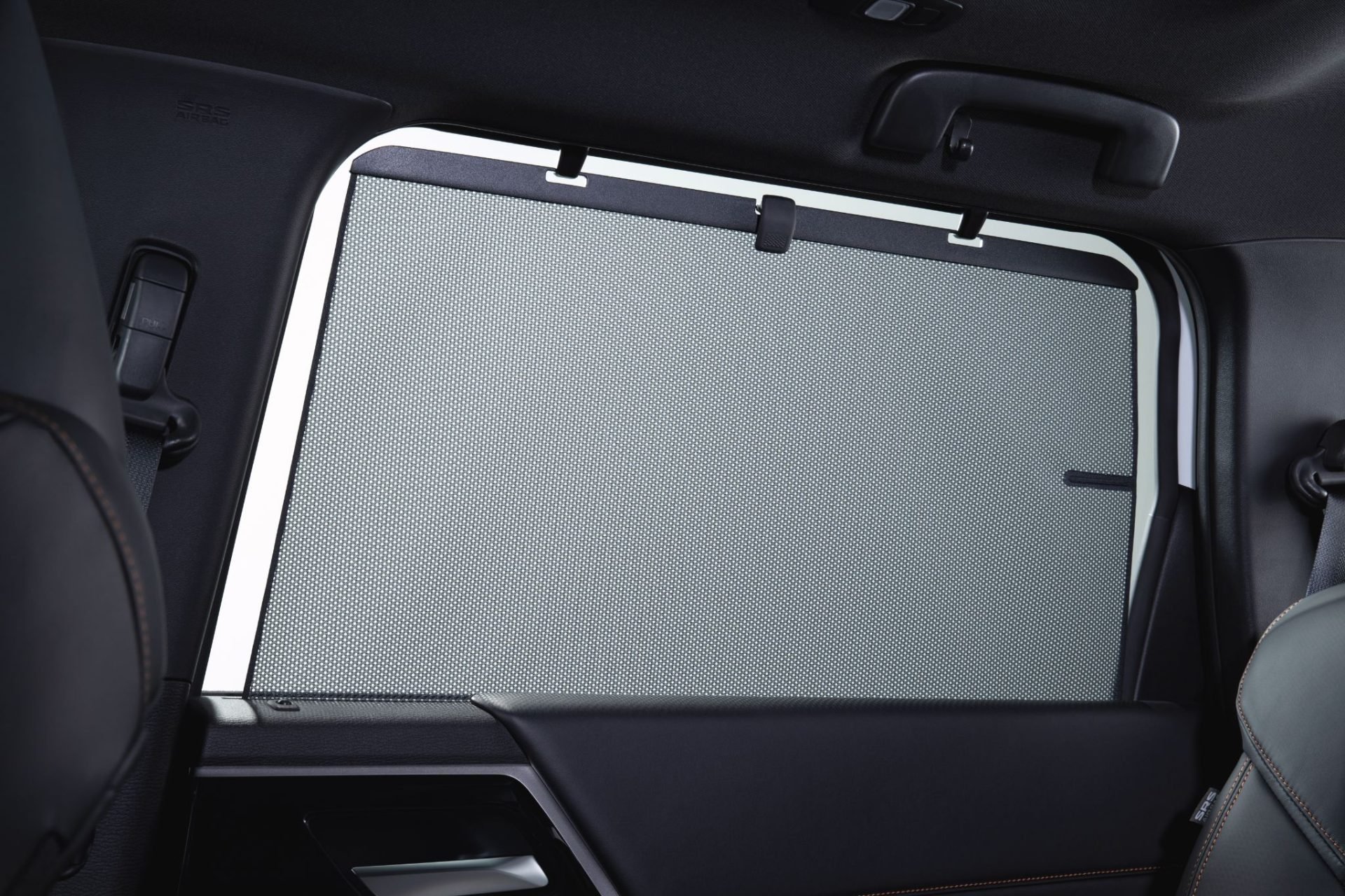 Mitsubishi Outlander PHEV Signature interior cortina na porta traseira