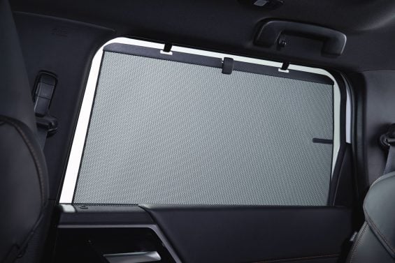 Mitsubishi Outlander PHEV Signature interior cortina na porta traseira