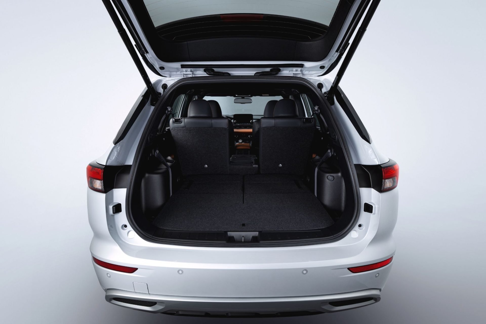 Mitsubishi Outlander PHEV Signature interior porta malas