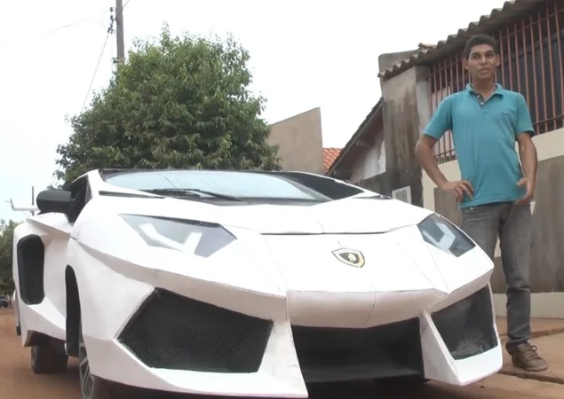 transformação carros populares em super carros Uno em Lamborghini ao lado do dono