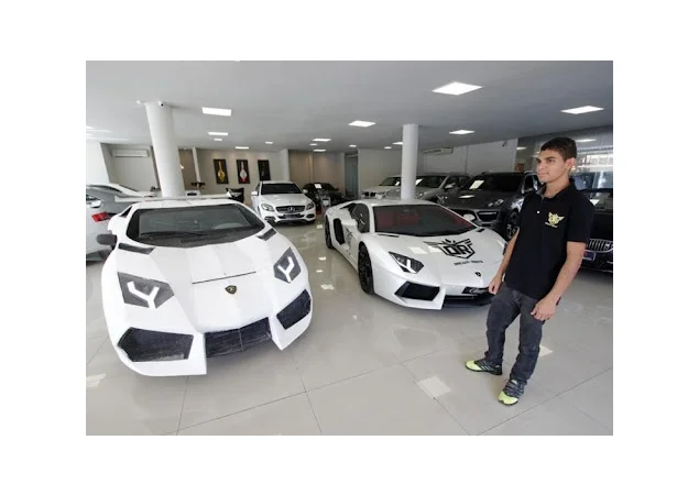 transformação carros populares em super carros Uno em Lamborghini Lamborghuno ao lado de Lamborghini Aventador