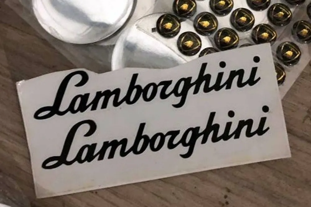 fabrica clandestina transforma carros populares em supercarros logo lamborghini