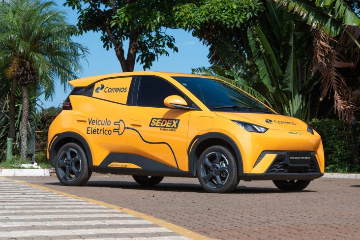 BYD Dolphin Mini Cargo amarelo correios frente
