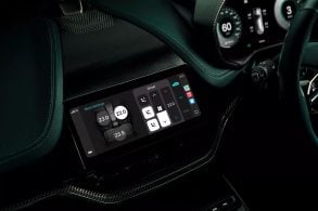 Apple CarPlay Ultra em painel de Aston Martin DBX 707 central multimídia ar condicionado