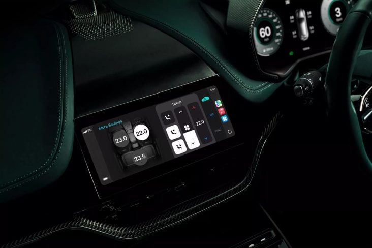 Apple CarPlay Ultra em painel de Aston Martin DBX 707 central multimídia ar condicionado