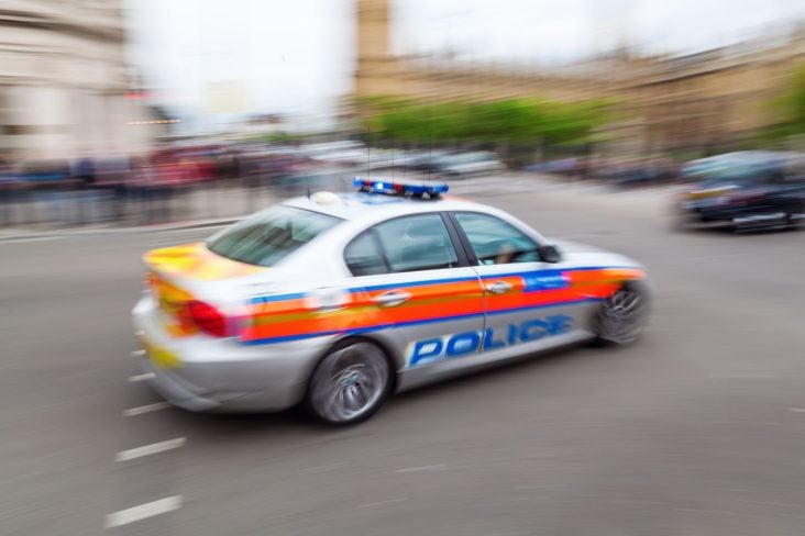 carro de polícia em movimento com sirene ligada efeito doppler