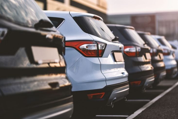 SUVS EM ESTACIONAMENTO