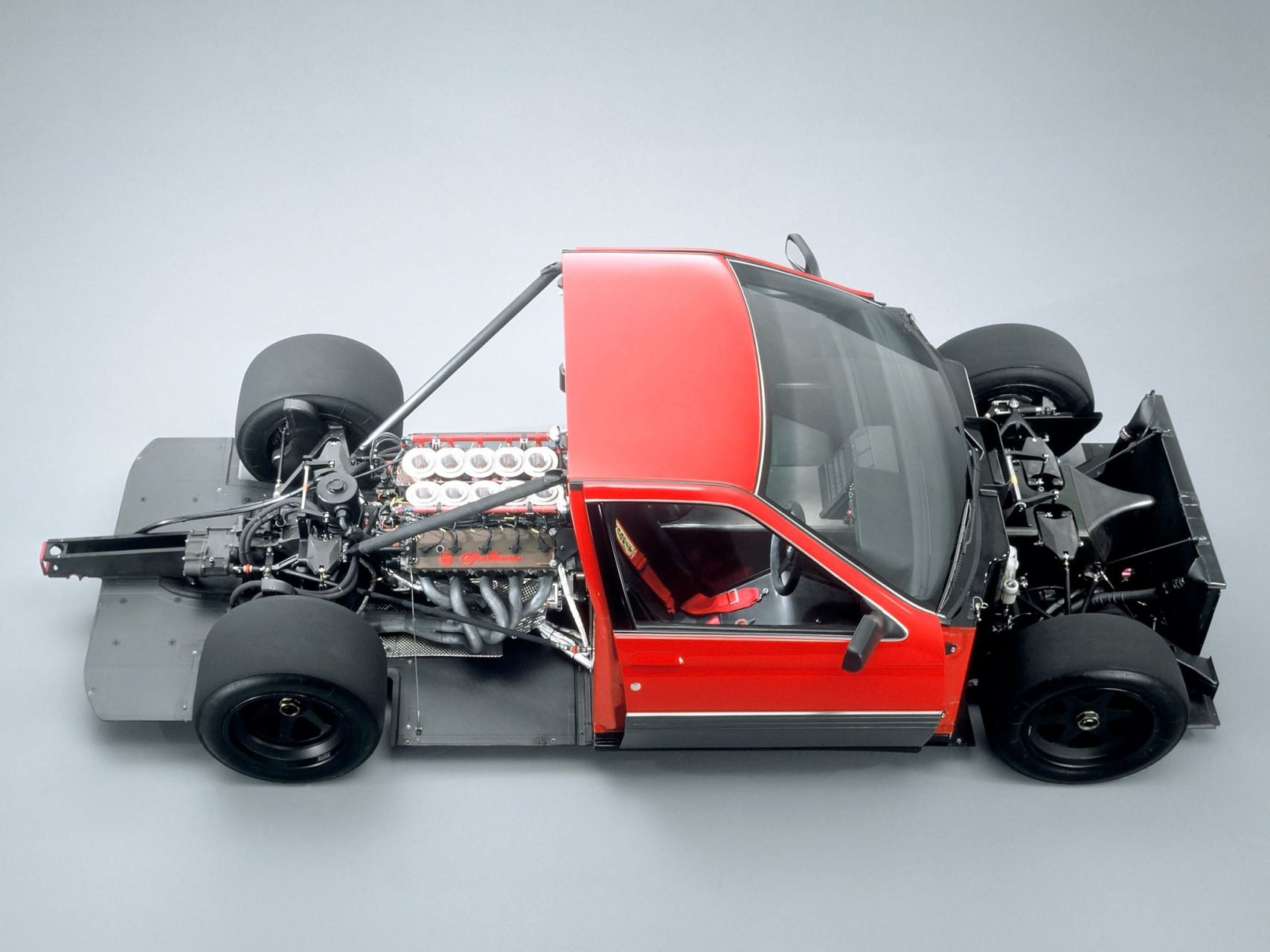 alfa romeo 164 pro car visto de cima desmontado