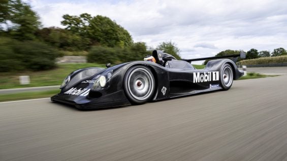 Porsche LMP2000 preto frente em pista