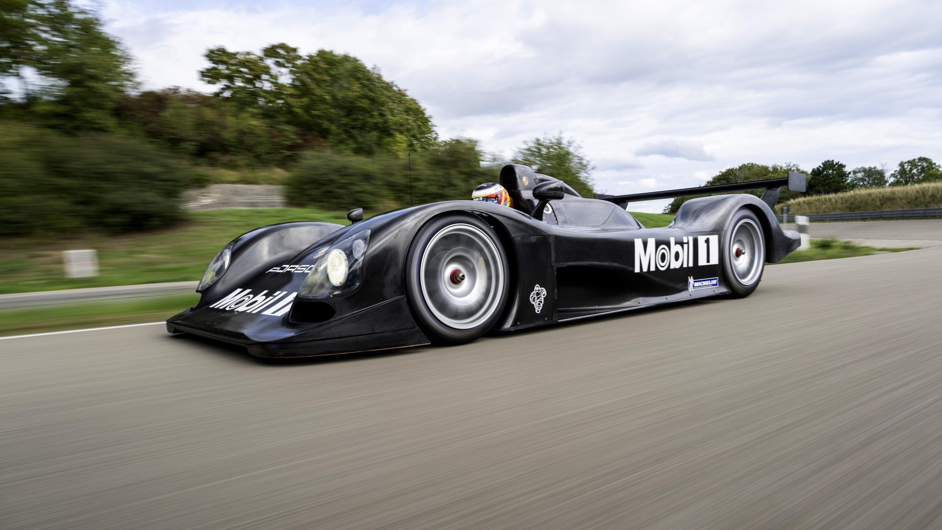 Porsche LMP2000 preto frente em pista