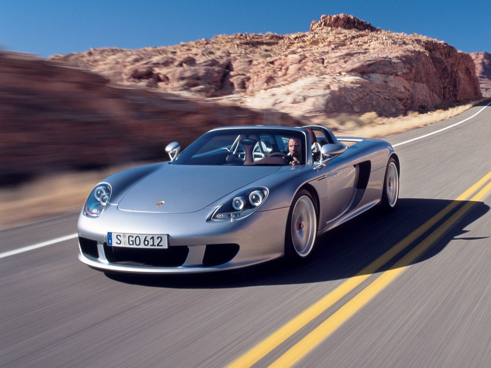 porsche carrera gt prata frente em movimento