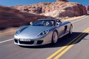 porsche carrera gt prata frente em movimento