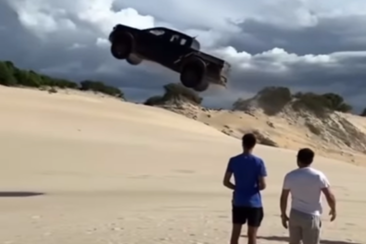 Ford Ranger Raptor em manobra perigosa voando em duna Canoa Quebrada CE