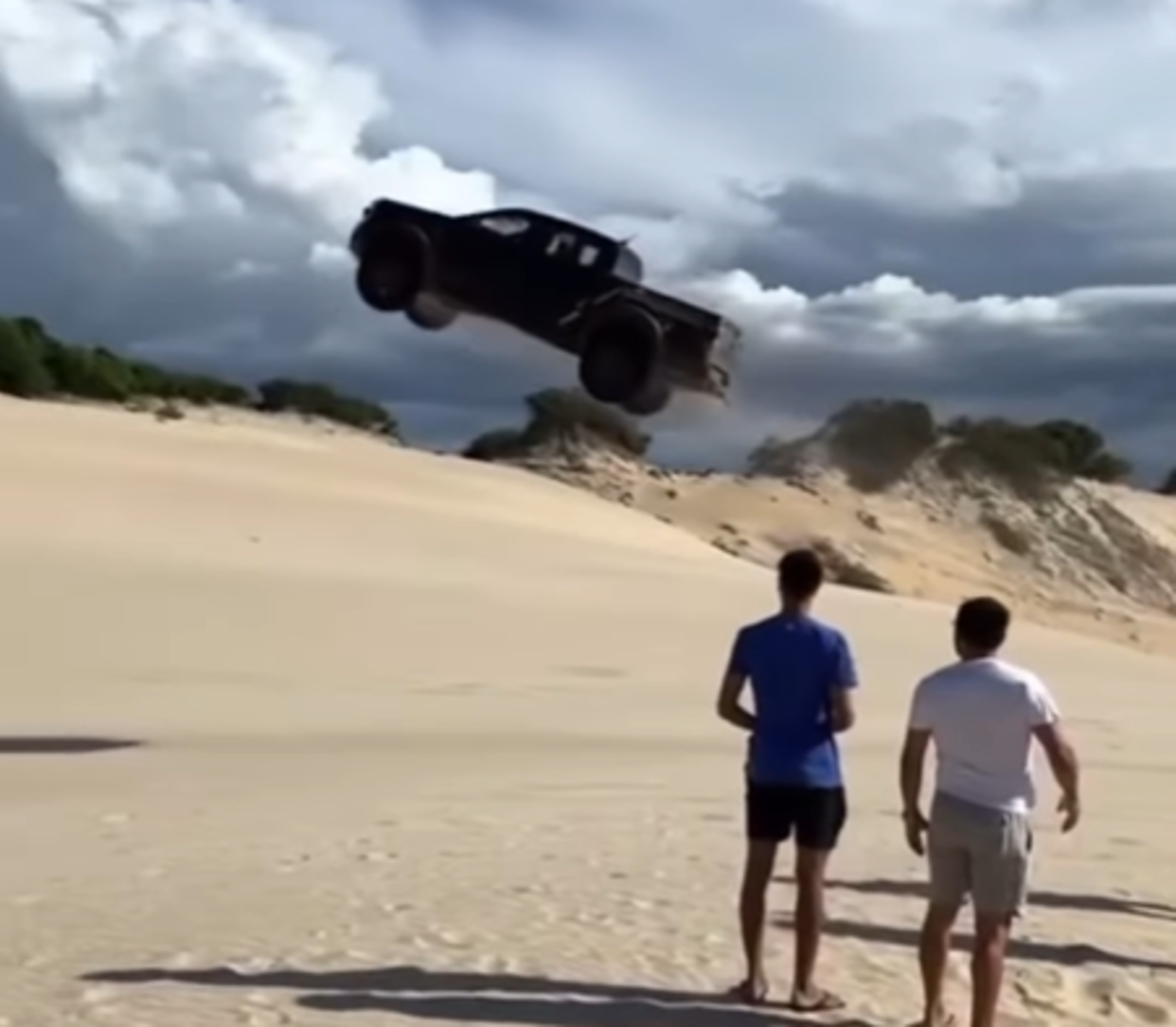 Ranger Raptor “voadora” vira atração em festas juninas