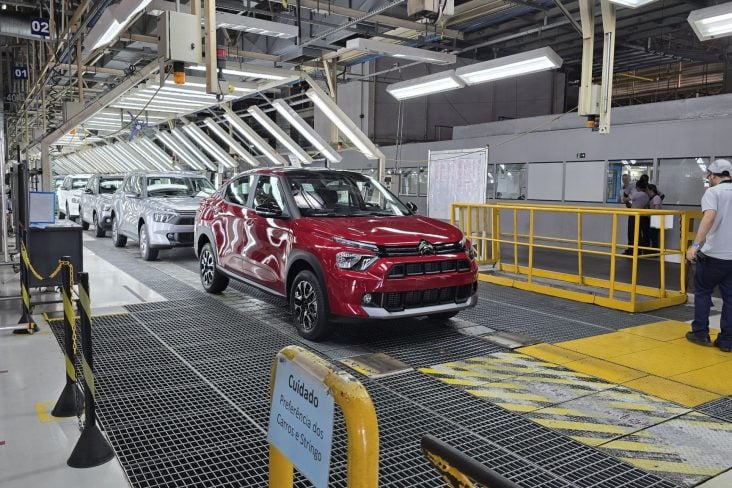 Citroen Basalt Shine Turbo vermelho saindo do fornor em linha de produção planta de Porto Real Stellantis
