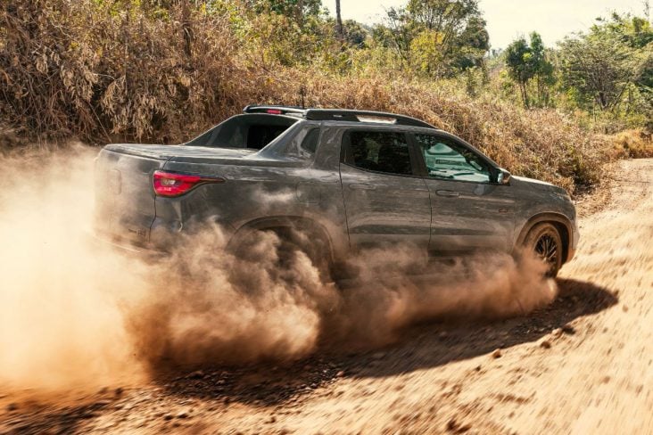 Fiat Toro Ultra T270 4x2 2025 Cinza Sting traseira em movimento estrada de terra