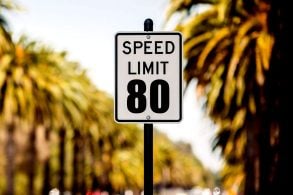 placa de limite de velocidade, montagem colocando a velocidade de 80 milhas.
