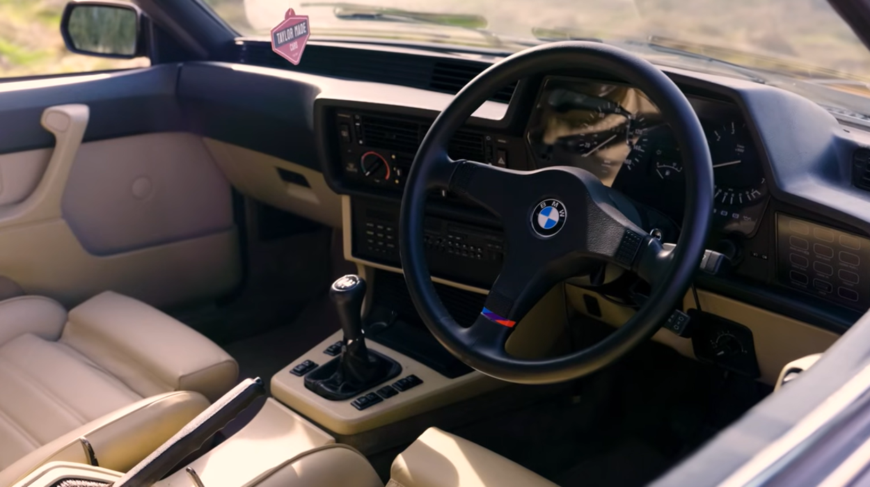 bmw-m635csi-interior-painel-e-volante.png