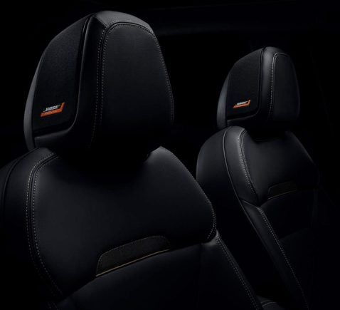 Nissan Kicks 2026 teaser interior bancos com alto falantes bose
