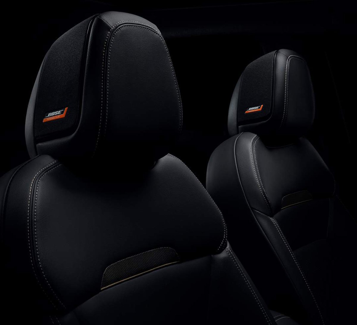 Nissan Kicks 2026 teaser interior bancos com alto falantes bose