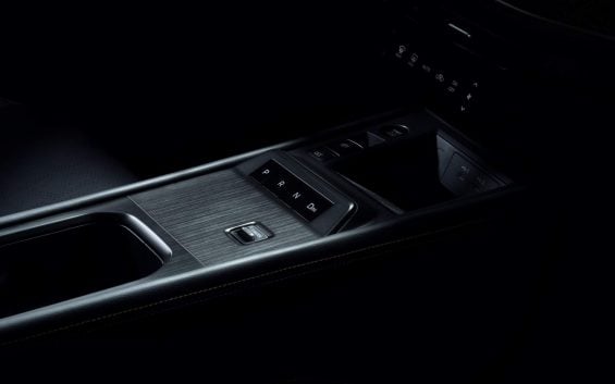 Nissan Kicks 2026 teaser interior console central cambio por botões