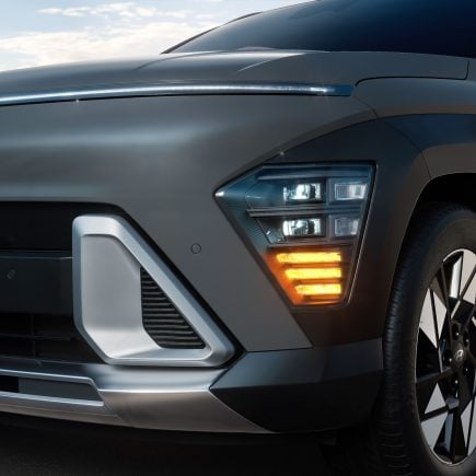 Hyundai Kona Hybrid 2026 cinza pérola detalhe faróis