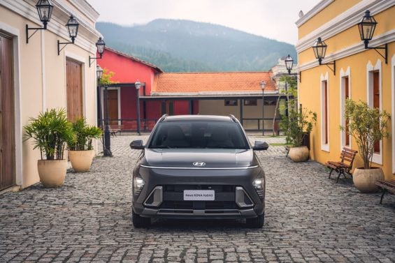 Hyundai Kona Hybrid 2026 cinza pérola dianteira parado