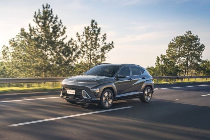Hyundai Kona Hybrid 2026 cinza pérola frente em movimento