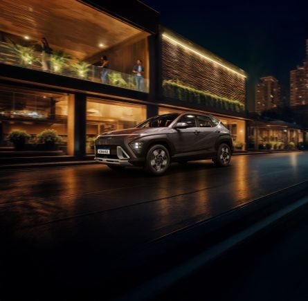 Hyundai Kona Hybrid 2026 cinza pérola frente parado a noite