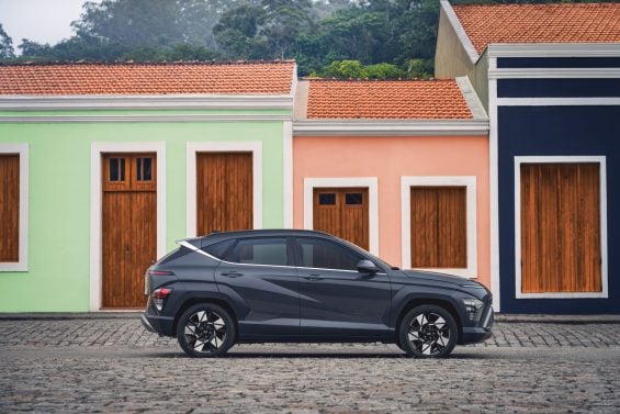 Hyundai Kona Hybrid 2026 cinza pérola lateral parado