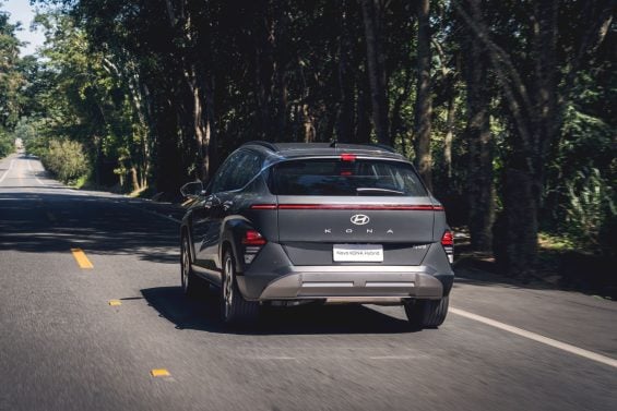 Hyundai Kona Hybrid 2026 cinza pérola traseira em movimento