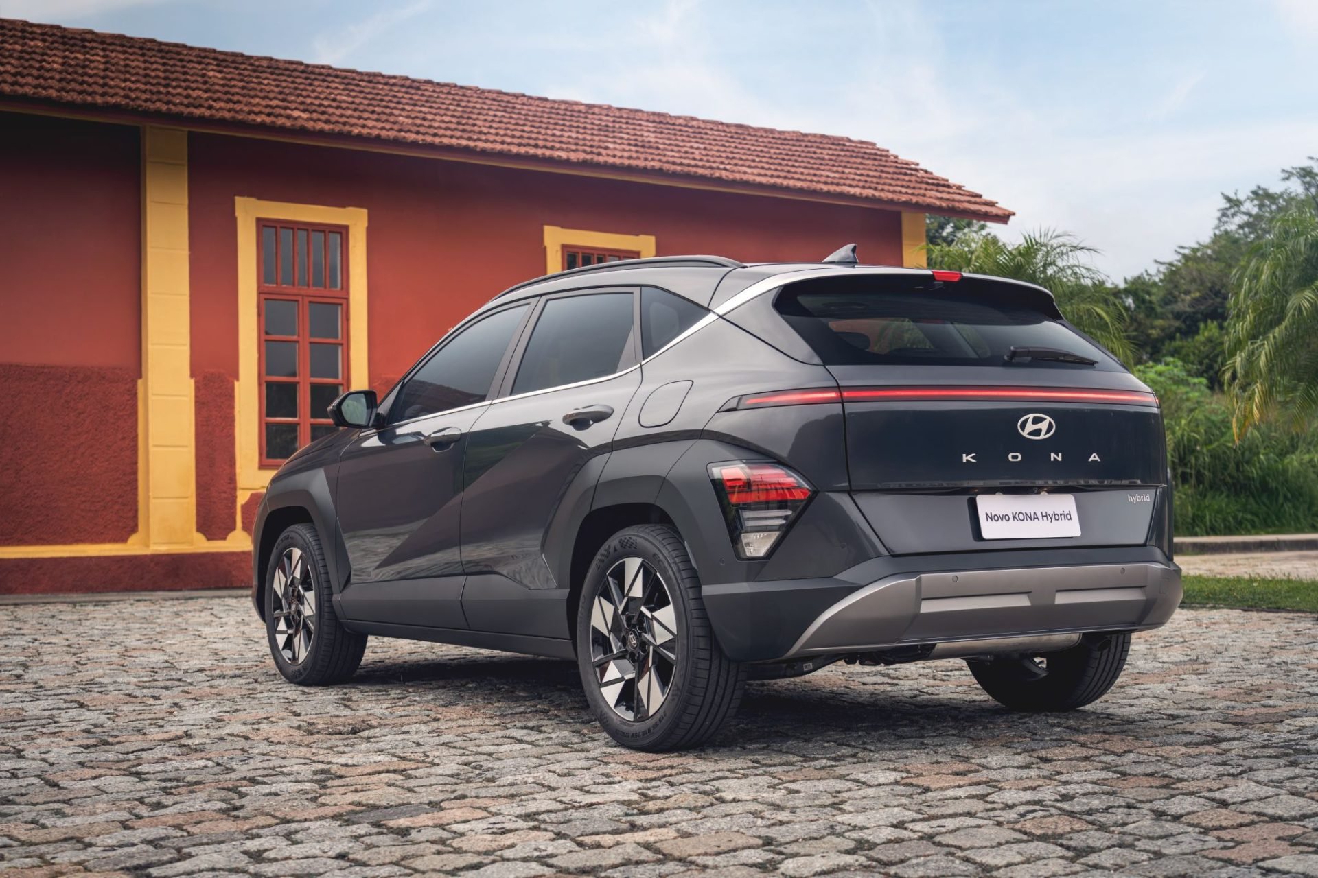 Hyundai Kona Hybrid 2026 cinza pérola traseira parado (2)