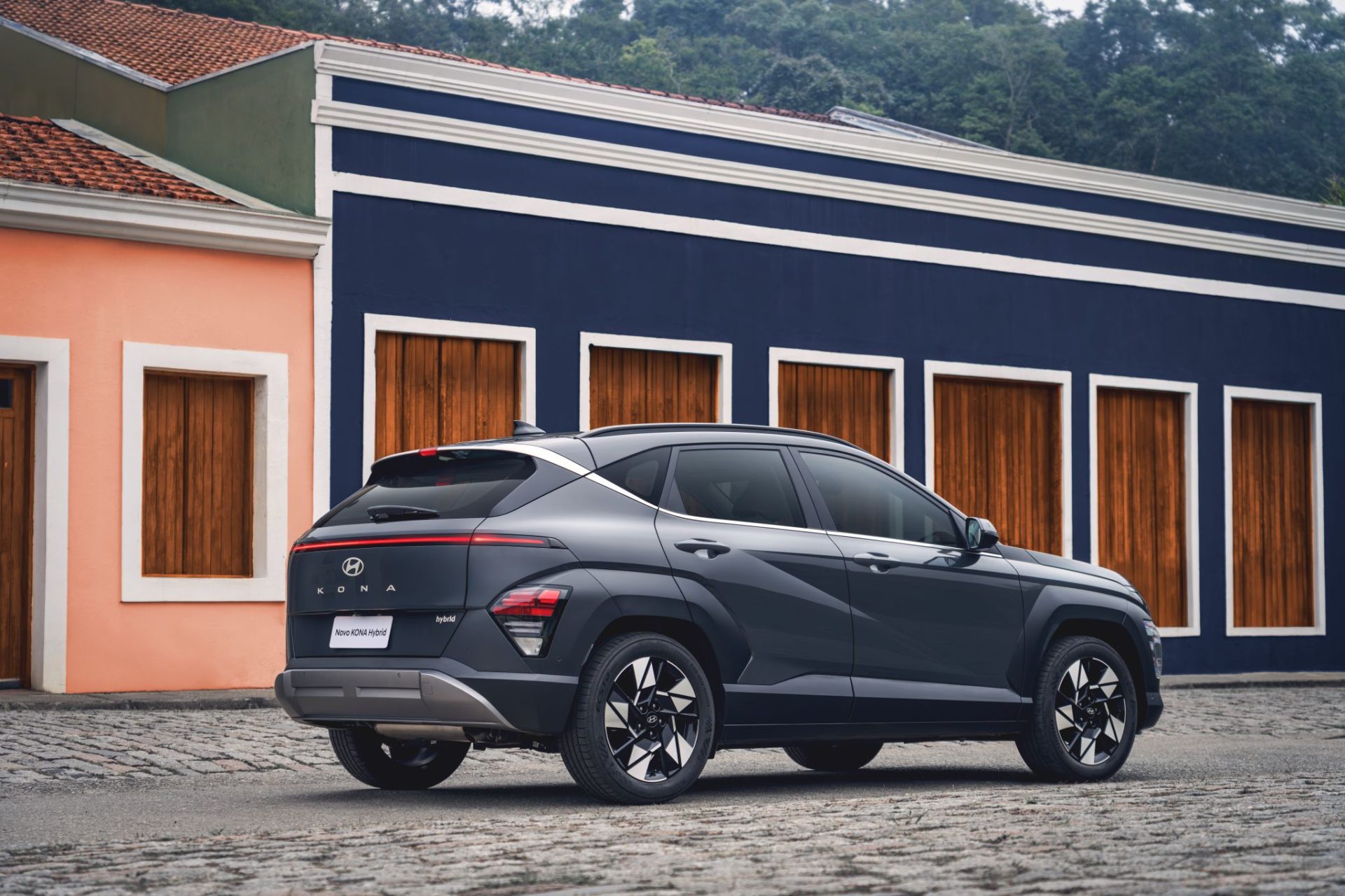 Hyundai Kona Hybrid 2026 cinza pérola traseira parado