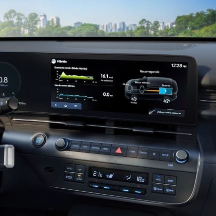 Hyundai Kona Hybrid 2026 interior central multimídia sistema híbrido