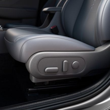 Hyundai Kona Hybrid 2026 interior regulagem elétrica do banco