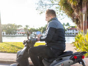 pilotando moto com fone de ouvido