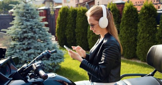 pilotando moto com fone de ouvido
