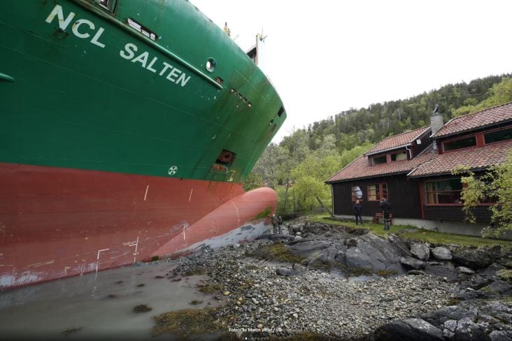 Navio cargueiro NCL Salten encalhado na noruega