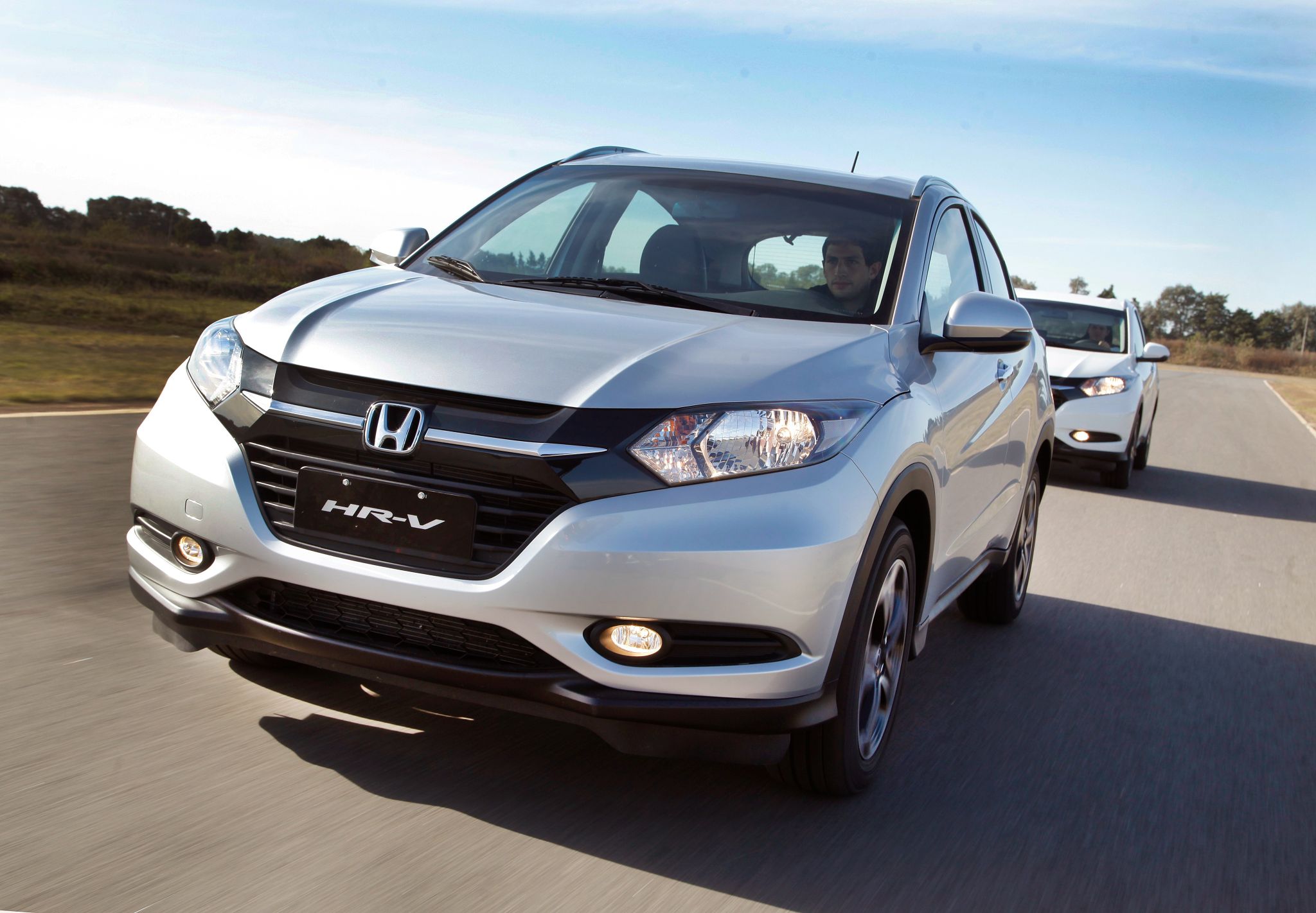 HONDA HR V 2018 PRATA EM MOVIMENTO
