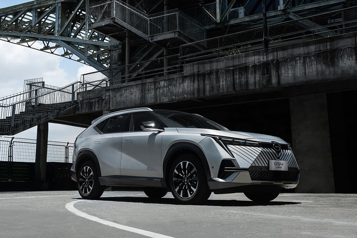 GAC GS4 Hybrid prata frente parado