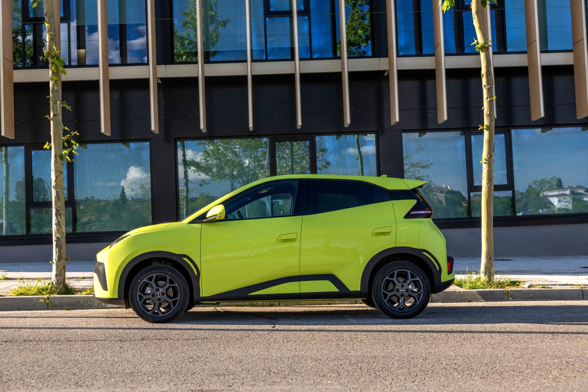 byd dolphin surf verde lateral