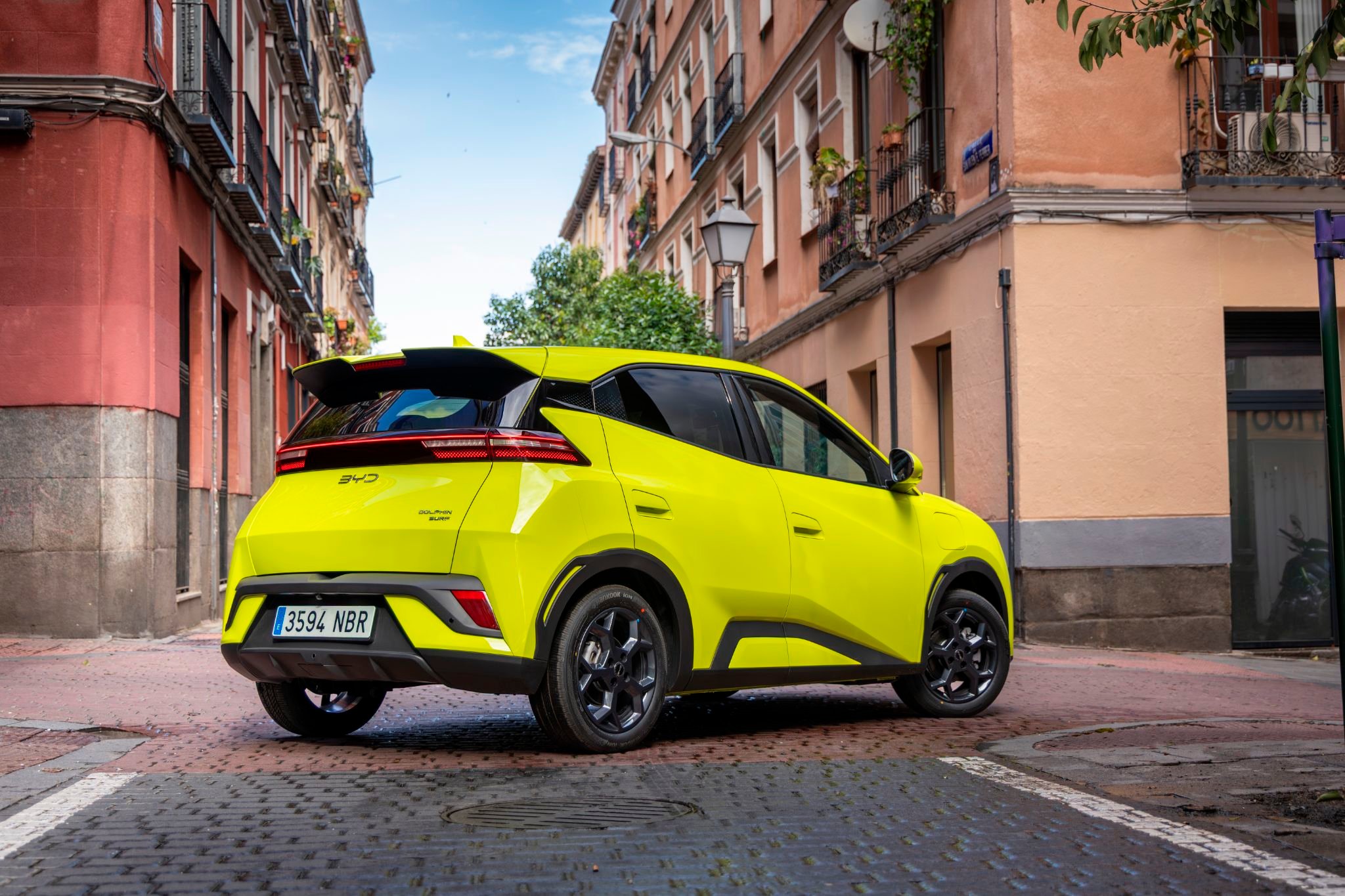 byd dolphin surf verde traseira