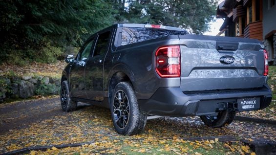Ford Maverick Hybrid 2025 cinza traseira parada