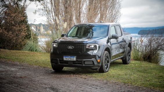 Ford Maverick Lariat Black 2025 preta frente parada (5)