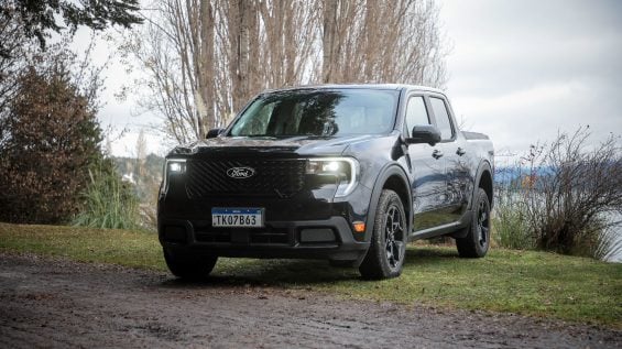 Ford Maverick Lariat Black 2025 preta frente parada