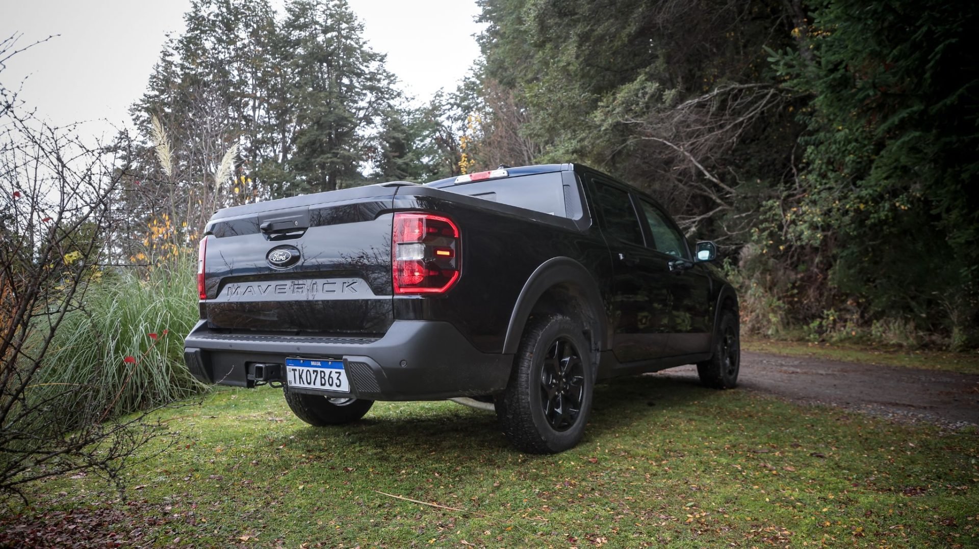 Ford Maverick Lariat Black 2025 preta traseira parada