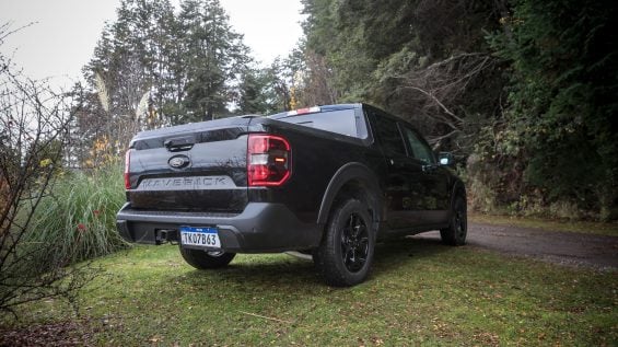 Ford Maverick Lariat Black 2025 preta traseira parada